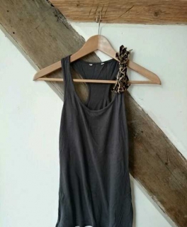 Graues Esprit Top mit Leo Schleife xs