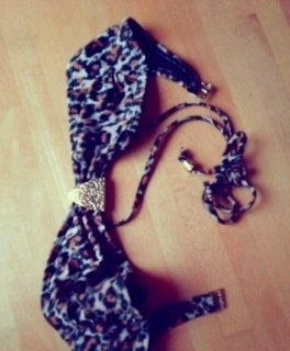 Bikini-Oberteil im Leostyle mit goldener Schnalle