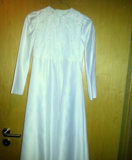 Kommunionkleid mit Blümchenmuster
