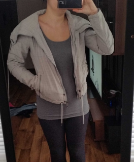 Graue Jacke mit breitem Kragen