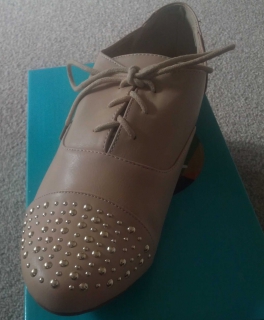 Hübsche Schuhe Gr 40 (Gr 9) Nude mit Nieten
