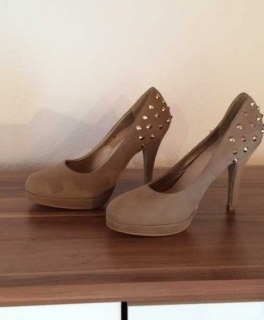Highheels beige mit goldenen Nieten