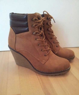 braune Keilabsatz Schuhe