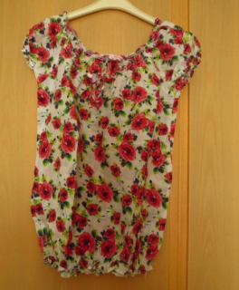 Weiße Bluse mit roten Rosen