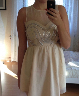 Schönes Abendkleid in nude mit silbernen Pailletten