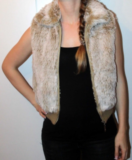 beige goldene fellweste / New Yorker 