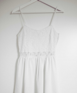 weißes Kleid mit Spitze 