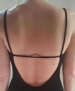 Rückenfreies Abendkleid mit Stickereien