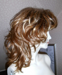 Perücke Zweitfrisur Stufenschnitt leicht lockig