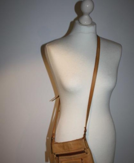 Süße Ledertasche, Tasche von OASIS, hellss Cognac-Braun, Beige