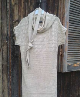 Strickkleid mit Zopfmuster und Wasserfallkragen