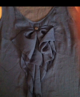 Schöne Bluse mit Schleife