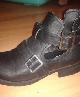 Stiefeletten mit Cut Out