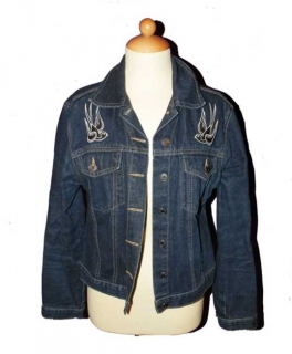 Jeansjacke mit Schwalbenaufnähern in M 38/40
