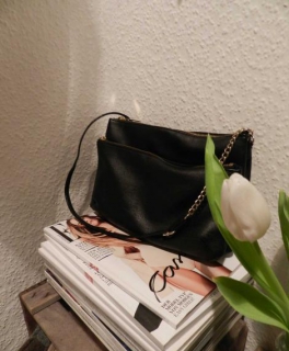 Tasche schwarz mit goldenen Kettchen und doppeltem Reißverschluss, H&M