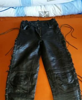 Geschnürte Lederhose