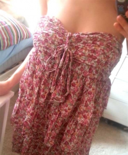 Trägerloses Blümchenkleid