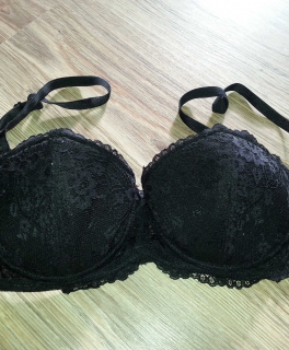 schwarzer Spitzen-BH mit abnehmbaren Trägern