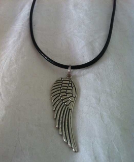 Silberfarbener Flügel-Anhänger - Schwarze Kette längenverstellbar