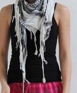 schwarzweißer Schal mit Fransen