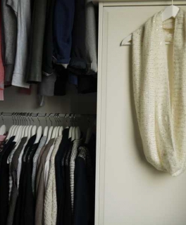 Kuscheliger Strickschal in nude wollweiß mit goldenen Pailletten