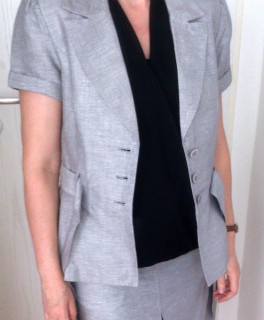 elegantes hellgraues Kostüm