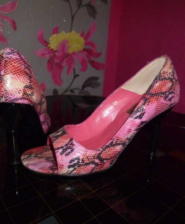 Ausgefallene Schlangen-Peeptoes in pink