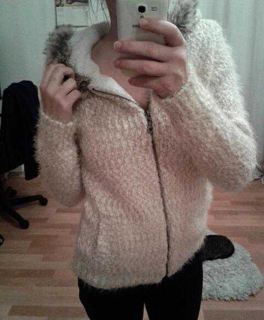 Neue beige Kuschel-/Sweatjacke mit Fellimitatkapuze