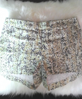 Grüngemusterte Shorts