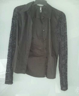 Schwarze Bluse mit Spitzeärmeln