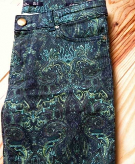 dunkelgrüne Röhrenhose mit hellgrünen Ornamenten Pfauenfeder Zara Blogger Neu 