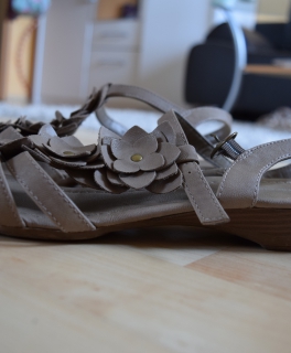 graue blümchen Sandalen