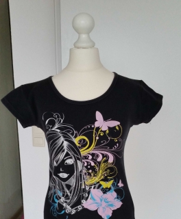 Schwarzes T-Shirt mit Aufdruck