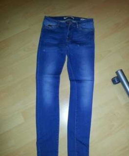 Jeans in intensivem Balu von ZARA