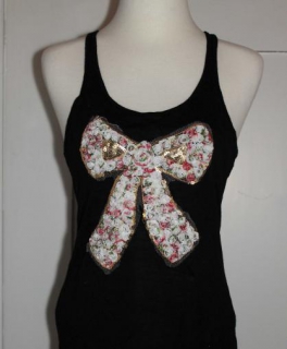 schwarzes Top mit Extra