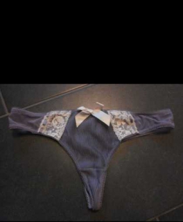 Schöner String mit Spitze ! 