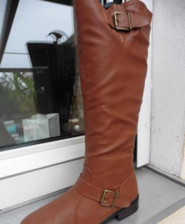 braune, ungetragene Stiefel