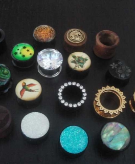 18 verschiedene Tunnel und Plugs, 16mm