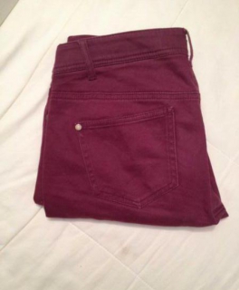 Dunkelrote Jeans