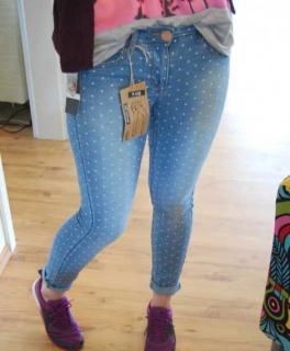 Skinny Jeans mit Punkten