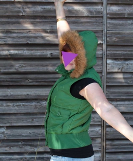 Herbst: Grüne Weste mit Kapuze