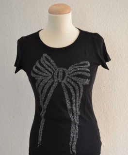 Schwarzes T-Shirt mit aufgedruckter Schleife