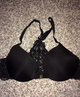 Schwarzer BH mit Verschluss vorne und Spitze hinten