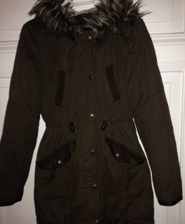 Brauner Parka mit Kunstfell an der Kaputze