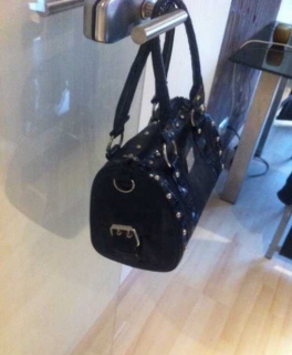 schwarze kleine Handtasche 