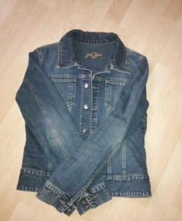 Schöne jeansjacke in dunkelblau