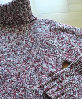 Schöner Strickpullover mit Rollkragen