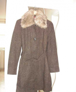 Topaktueller Wollmantel mit abnehmbaren Kunstpelzkragen in Braun! Ungetragen!