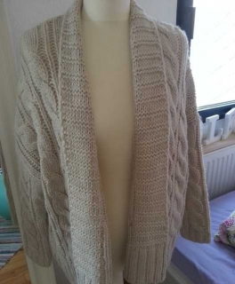 Kuscheliger Strickcardigan Beige Bershka