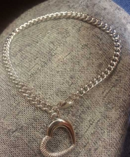 Silbernes Armband mit Herzanhänger